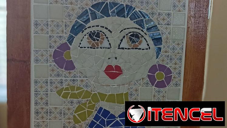 Pieza única hecha de mosaicos