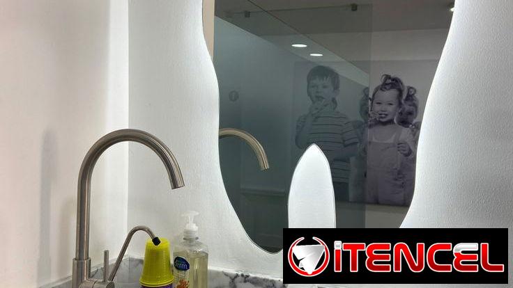 En nuestro negocio creamos espejos aéreos con luces LED neón totalmente personalizados,