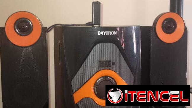 Equipo de música marca Daytron,con USB para memoria flash.