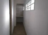 (Para vivienda, Tienda o Almacén) Resalta la ubicación comercial y la versatilidad del espacio vacío.