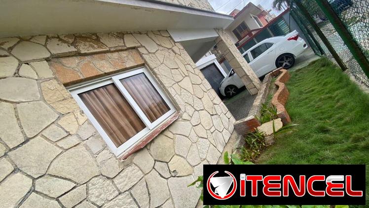 Casa independiente en el Reparto Náutico, Playa con garaje, patio , 5 cuartos 3 baños