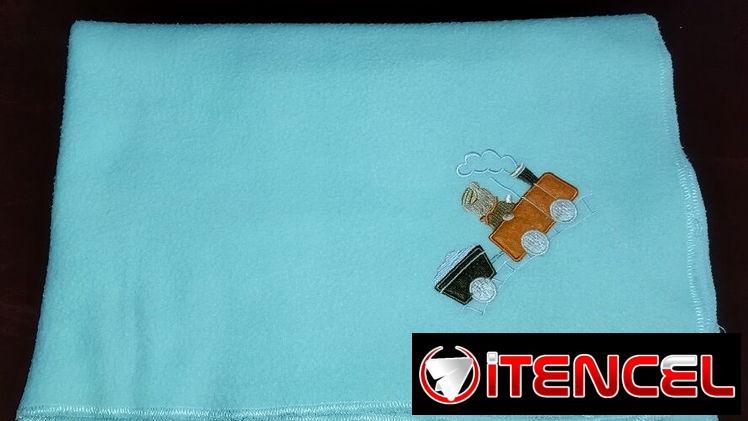 Vendo baberos para bebés, una colcha verde con bordado de un trencito, un mosquitero para la cuna, media antiresbalante