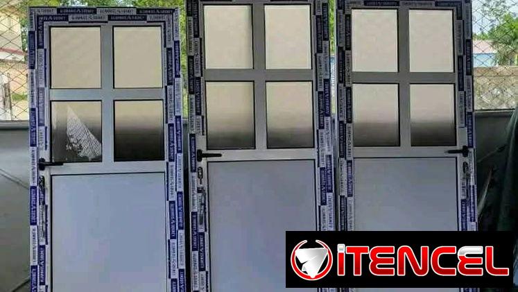 Marquetería de puertas y valcones de aluminio bajos de meseta. Mamparas de baños ect
