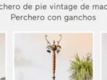 Perchero de pie vintage de madera torneada y ganchos de bronce.