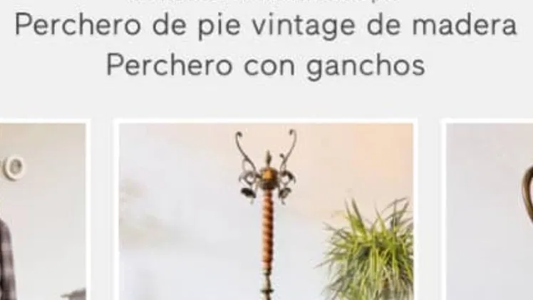 Perchero de pie vintage de madera torneada y ganchos de bronce.