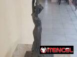 Vendo Figura romance del siglo XIX, de terracota, P-18cm; L-43cm; A-23 en 20 usd