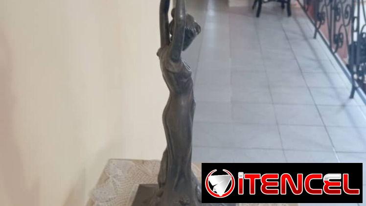 Vendo Figura romance del siglo XIX, de terracota, P-18cm; L-43cm; A-23 en 20 usd