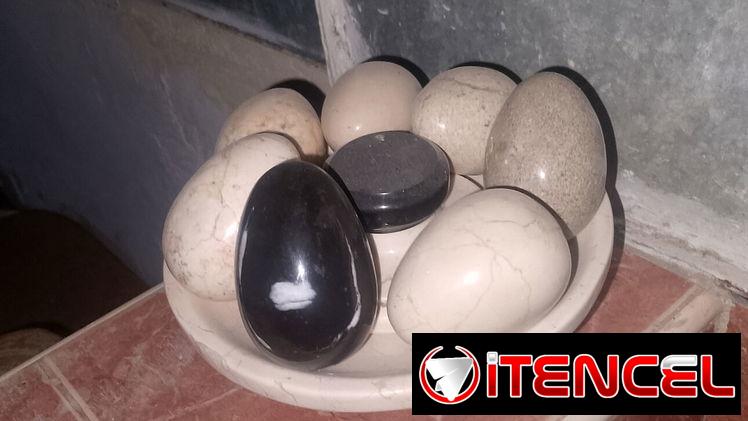Vendo juego de adorno de mármol de huevos en su fuente de marmol