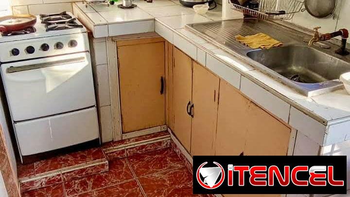 Casa en La Víbora de dos plantas con 2 habitaciones, carpoch y patio de tierra !!!