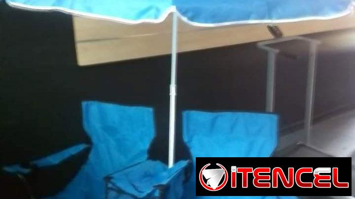 Sombrilla con dos sillas con mantenimiento refrigerante nueva en su bolso azul comunícate con Pedro