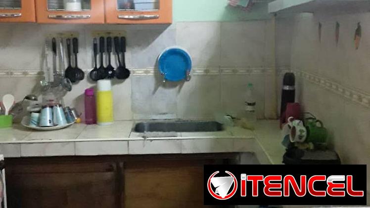 Permuto casa en bajos de tres cuartos y tres baños. Ideal para alquilar habitaciones. En Centro Habana. Adis 58711030