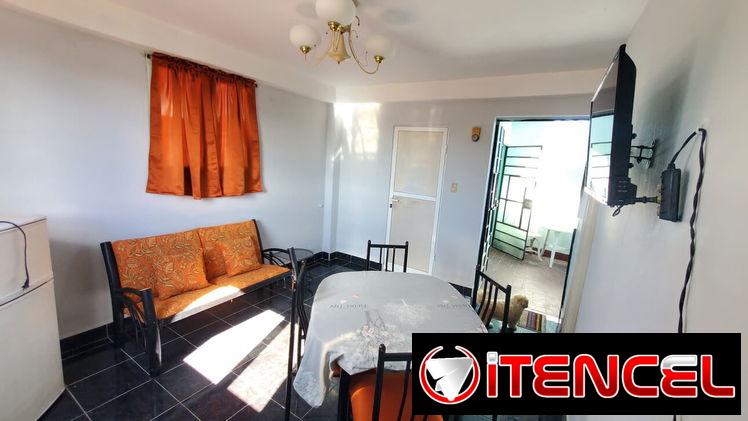 SE RENTA APTO PRIVADO DE UNA HABITACIÓN EN PLAZA. 54026428