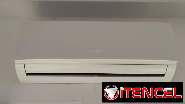 Split marca CHIQ 1 tonelada con su base