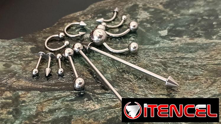 Piercings variados.