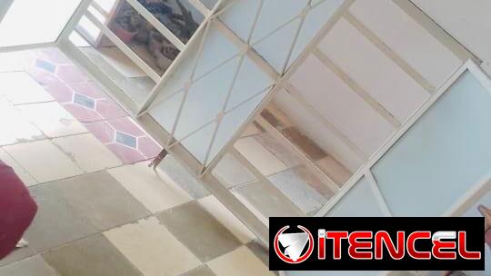 Ventanas de hierro con sus cristales en 70 mil.,puerta de marquetería de aluminio y cristalería en 70 mil.,