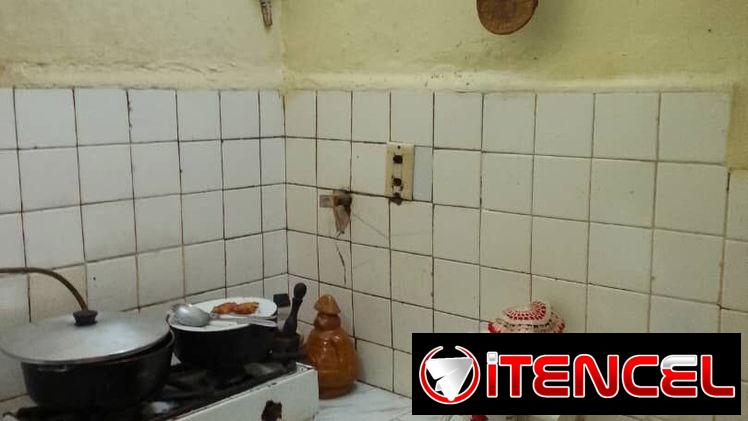 SE VENDE APARTAMENTO EN PLANTA BAJA INTERIOR DE UNA HABITACIÓN MUY CERCA DEL HABANA LIBRE