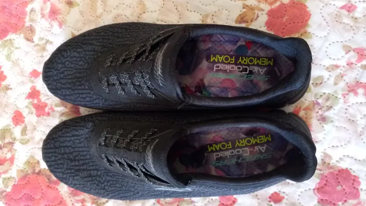 Tenis , Sandalias y Vestidos