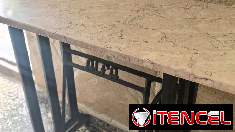 Mesa de mármol con base de máquina de coser