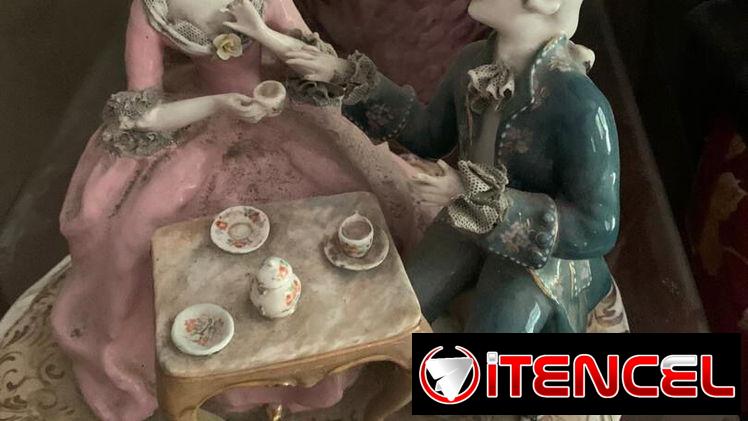 Figura porcelana antigua (sello azul)