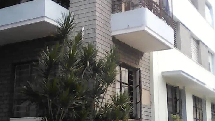 Oferta apto de 3 cuartos y 3 baños en el Vedado en las letras,2do piso. Oportunidad de inversión!!!