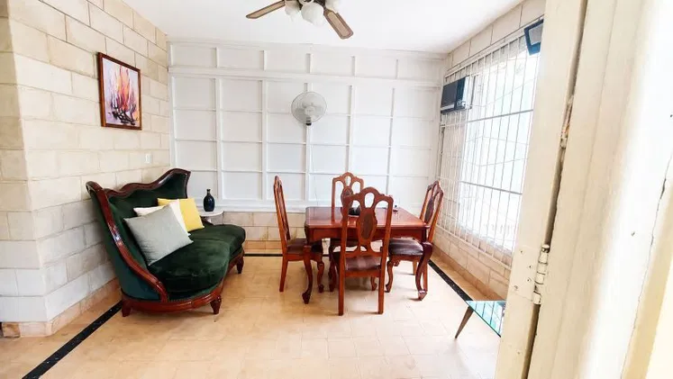 APARTAMENTO EN EL VEDADO,  PLANTA BAJA Y PUERTA A CALLE.