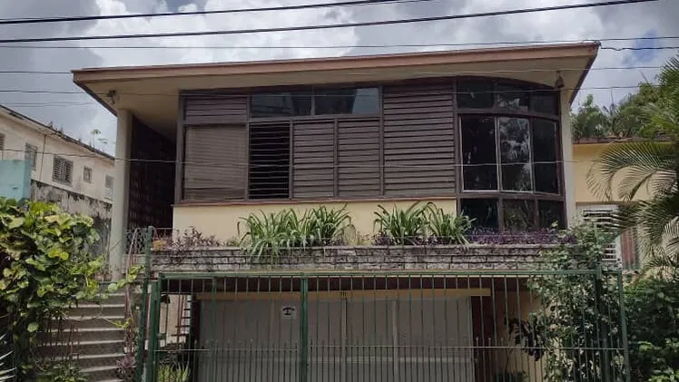 Casa independiente con garaje para dos autos 5 cuartos