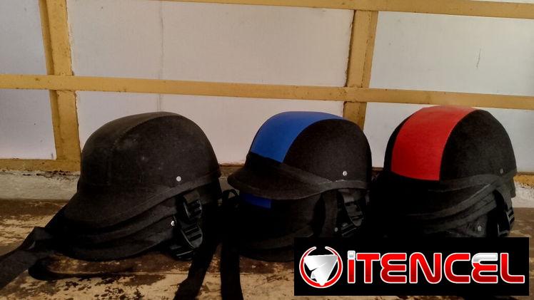 Cascos de moto de varios colores 🔴🔵🌑