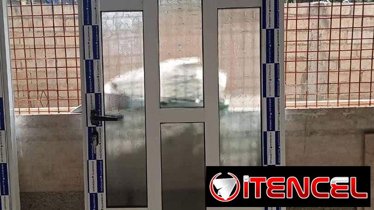 Marqueteria de aluminio ,con cristal e melamina .