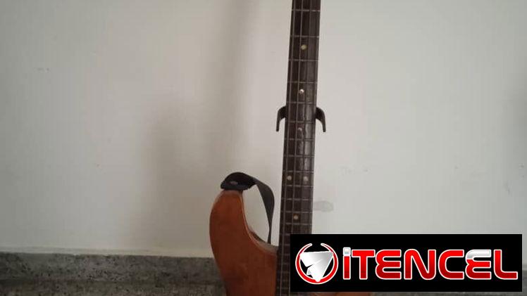 Bajo eléctrico de 4 cuerdas. 58943104