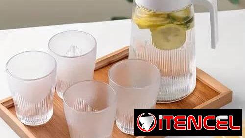 Jarra con vasos