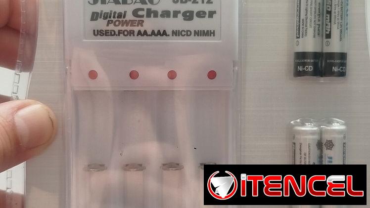 Cargador para pilas AAA con 4 pilas