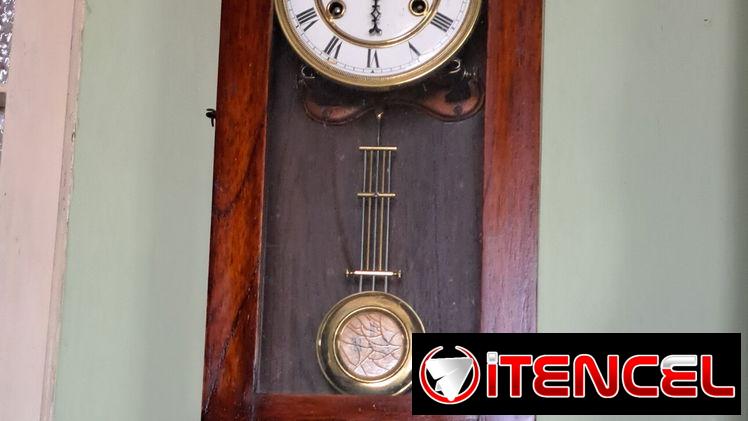 SE VENDE RELOJ DE PENDULO DE PARED  ANTIGUO.