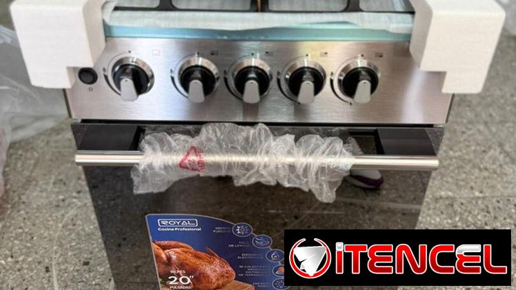 Cocina royal con luz en el horno y magneto