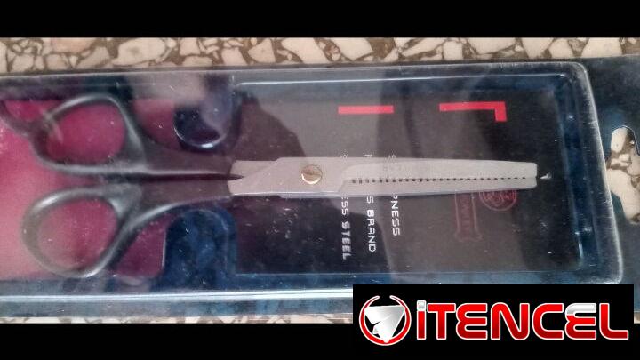 Tijera profesional de esculpir el cabello. Tijera de entresacar