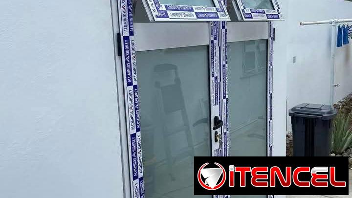 Marquetería de puertas y valcones de aluminio bajos de meseta. Mamparas de baños ect