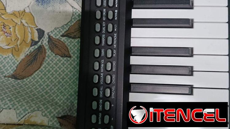 200 USD, Zelle o Cup al cambio. Piano plegable de 88 teclas, con sus accesorios (cargador y cable) tiene batería incluid