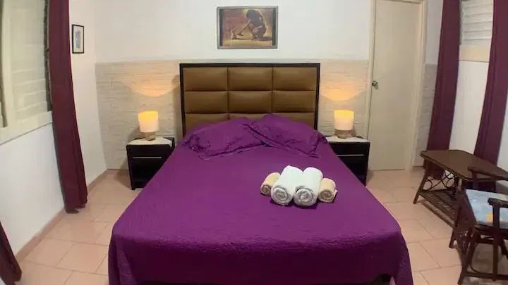 SE RENTA APTO INDEPENDIENTE EN EL VEDADO. ONE ROOM. 4TO PISO. WIFI.54026428