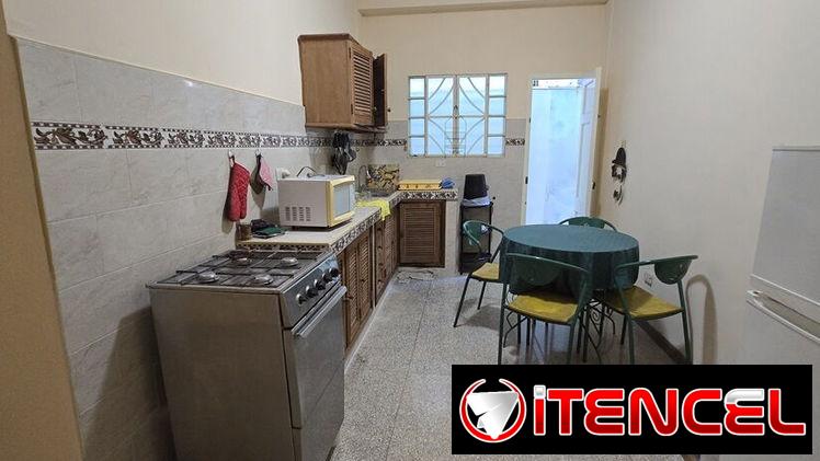 Apartamento de 2/4, planta baja, carposh, en el Vedado (V-252)