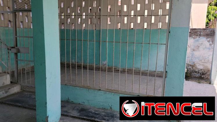 Casa en la Víbora en bajos, 3 hab con garaje.