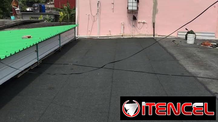 Montaje de mantas de techo granuladas
