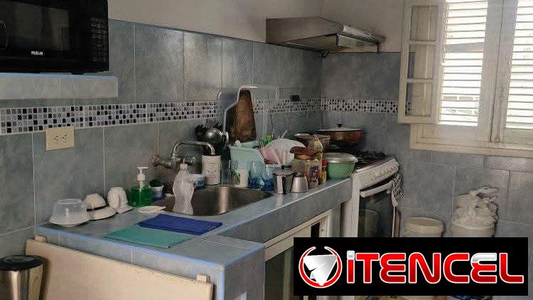 Amplio biplanta en altos en Marianao, con 4 habitaciones y 3 baños !!!