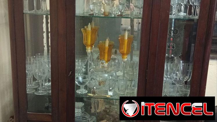 Vitrina Antigua,con juegos de copas