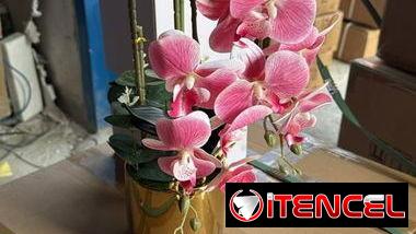 Macetas con flores artificiales