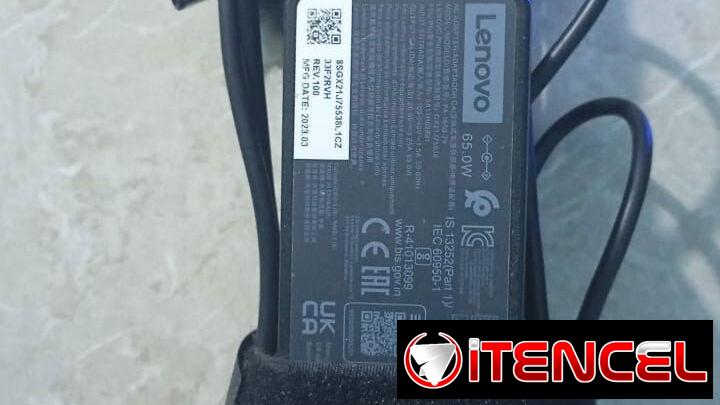 CARGADOR LENOVO PARA LAPTOP, DE PUNTA FINA, 65WATTS, CASI NUEVO, 20VOLT, AL 52843801