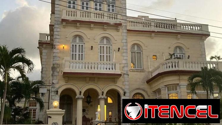 Lujo de residencia con piscina en alquiler