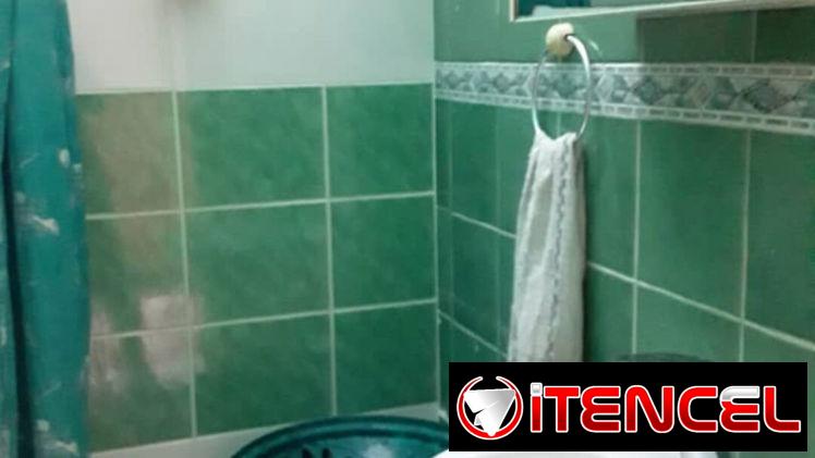 Vendo, en Centro Habana, vivienda en bajos, 3/4 reales y 3 baños. 58711030 Adis