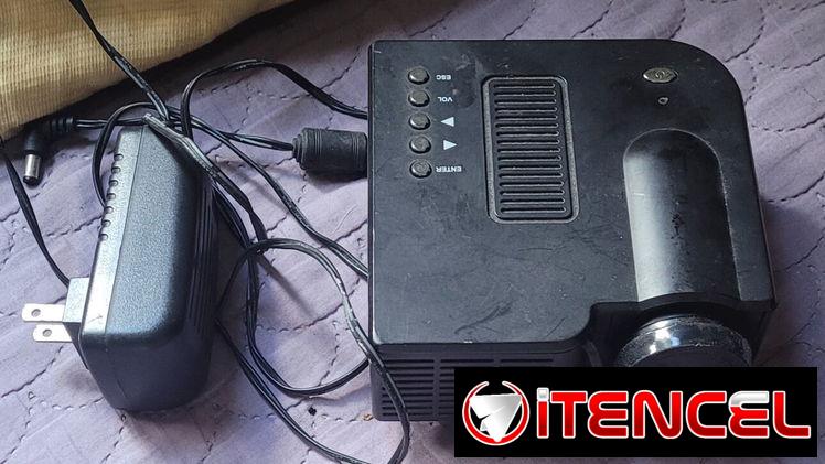 Proyector es a color.pero antiguo