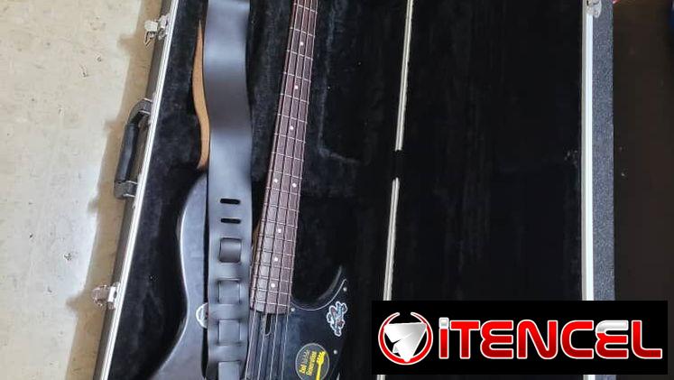SE VENDE BAJO MARCUS MILLER CON SUS ACCESORIOS