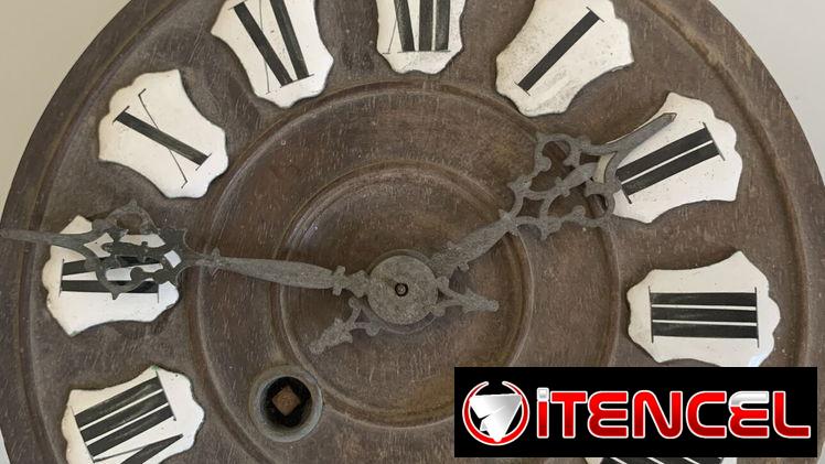Reloj muy antiguo de pared. Objeto de colección o para ambientación
