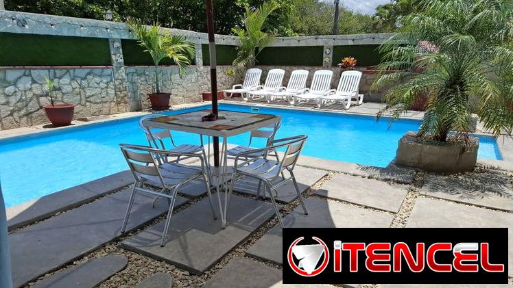 Renta casa a media cuadra del mar,playa Guanabo, 5 habitaciones climatizadas , paneles solares, piscina,+5352463651 J